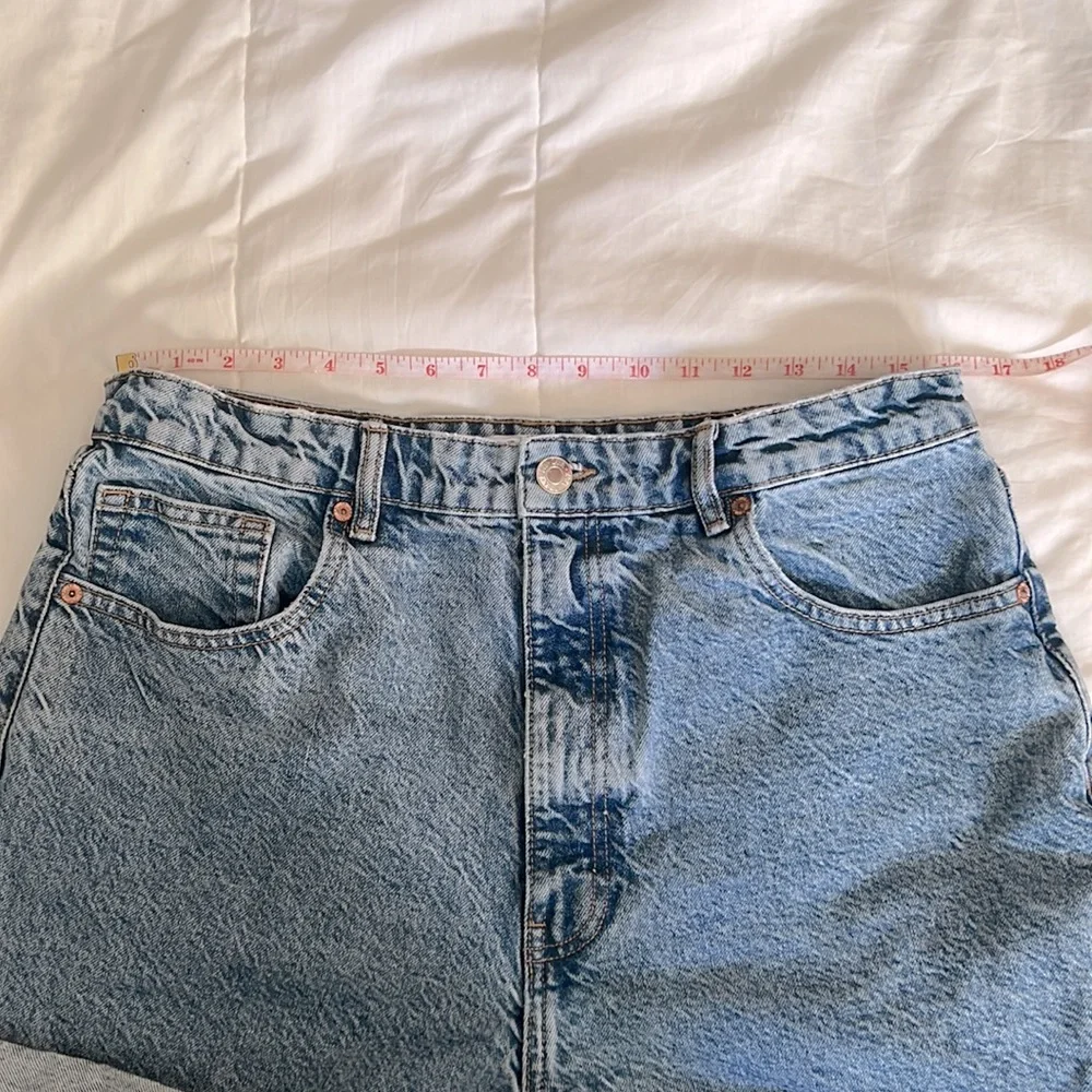 Zara mom Fit Jean Short in Acid Wash - Picture 8 of 13